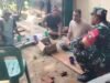 Komsos Akrab, Babinsa Krueng Raya Dampingi Pekerja di Tengah Waktu Istirahat