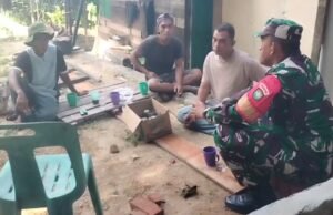 Komsos Akrab, Babinsa Krueng Raya Dampingi Pekerja di Tengah Waktu Istirahat