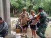 Babinsa Keuneukai Awasi dan Sapa Wisatawan Asing di Wilayah Binaan