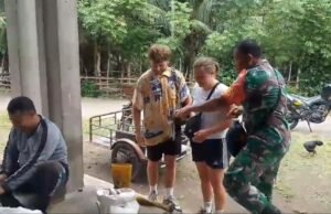 Babinsa Keuneukai Awasi dan Sapa Wisatawan Asing di Wilayah Binaan