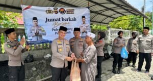 Polres Sabang Gelar Jum’at Berkah, Bagikan Makanan Kepada Masyarakat