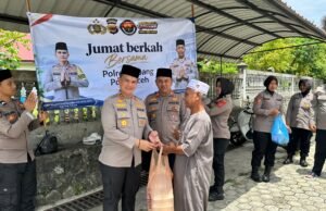 Polres Sabang Gelar Jum’at Berkah, Bagikan Makanan Kepada Masyarakat