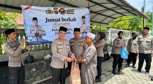 Polres Sabang Gelar Jum’at Berkah, Bagikan Makanan Kepada Masyarakat