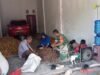 Babinsa Berbaur Sambil Bantu Masyarakat Mengupas Buah Pinang di Gampong Cot Abeuk