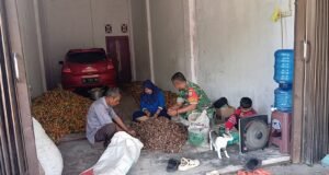 Babinsa Berbaur Sambil Bantu Masyarakat Mengupas Buah Pinang di Gampong Cot Abeuk