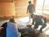 Babinsa Krueng Raya Bantu Pengecoran Lantai Rumah, Pererat Kebersamaan Bersama Warga