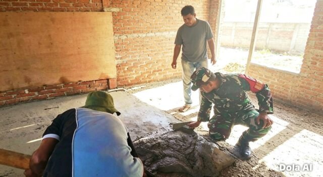 Babinsa Krueng Raya Bantu Pengecoran Lantai Rumah, Pererat Kebersamaan Bersama Warga