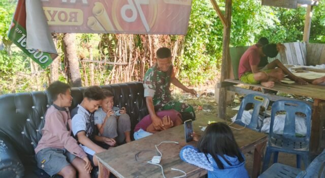 Babinsa Jaboi Beri Pemahaman pada Anak Usia Dini: Waspada Dampak Berlebih Main HP