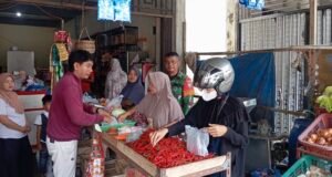 Jaga Stabilitas Wilayah, Babinsa Pantau Harga dan Ketersediaan Bahan Pokok