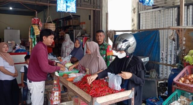 Jaga Stabilitas Wilayah, Babinsa Pantau Harga dan Ketersediaan Bahan Pokok