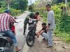 Wujud Kepedulian, Babinsa Gampong Jaboi Sigap Bantu Warga Perbaiki Kendaraan yang Mengalami Kerusakan di Jalan