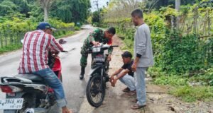 Wujud Kepedulian, Babinsa Gampong Jaboi Sigap Bantu Warga Perbaiki Kendaraan yang Mengalami Kerusakan di Jalan