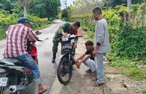 Wujud Kepedulian, Babinsa Gampong Jaboi Sigap Bantu Warga Perbaiki Kendaraan yang Mengalami Kerusakan di Jalan