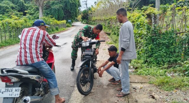 Wujud Kepedulian, Babinsa Gampong Jaboi Sigap Bantu Warga Perbaiki Kendaraan yang Mengalami Kerusakan di Jalan