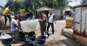 Babinsa Bantu Muat Ikan di Dermaga, Dukung Ekonomi Warga Pesisir Sabang