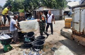 Babinsa Bantu Muat Ikan di Dermaga, Dukung Ekonomi Warga Pesisir Sabang
