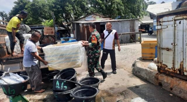 Babinsa Bantu Muat Ikan di Dermaga, Dukung Ekonomi Warga Pesisir Sabang