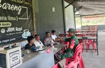 Babinsa Paya Seunara Jalin Kebersamaan Lewat Komsos di Warung Kopi Jurong Masjid
