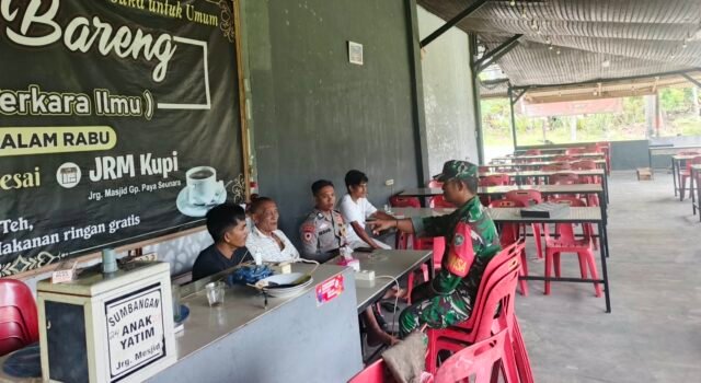 Babinsa Paya Seunara Jalin Kebersamaan Lewat Komsos di Warung Kopi Jurong Masjid
