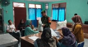 Kesejahteraan Warga Terjaga: Babinsa Kuta Ateuh Bantu Penyaluran Beras Bantuan Pangan