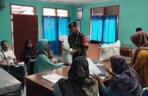 Kesejahteraan Warga Terjaga: Babinsa Kuta Ateuh Bantu Penyaluran Beras Bantuan Pangan