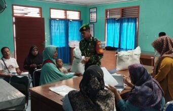 Kesejahteraan Warga Terjaga: Babinsa Kuta Ateuh Bantu Penyaluran Beras Bantuan Pangan