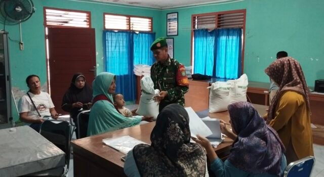 Kesejahteraan Warga Terjaga: Babinsa Kuta Ateuh Bantu Penyaluran Beras Bantuan Pangan