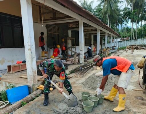 Babinsa Paya Seunara Bantu Warga Bangun Rumah, Pererat Kemanunggalan TNI‑Rakyat