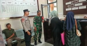 Wujud Kepedulian, Babinsa Dampingi Warga Paya Seunara Urus Surat Izin Usaha