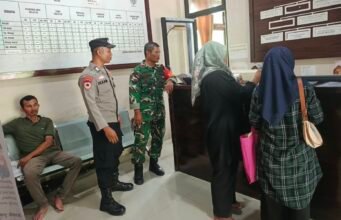 Wujud Kepedulian, Babinsa Dampingi Warga Paya Seunara Urus Surat Izin Usaha
