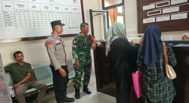 Wujud Kepedulian, Babinsa Dampingi Warga Paya Seunara Urus Surat Izin Usaha