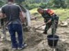 Babinsa Iboih Bantu Pekerjaan Warga, Wujud Semangat Gotong Royong & Kepedulian