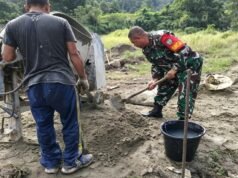 Babinsa Iboih Bantu Pekerjaan Warga, Wujud Semangat Gotong Royong & Kepedulian
