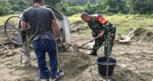 Babinsa Iboih Bantu Pekerjaan Warga, Wujud Semangat Gotong Royong & Kepedulian