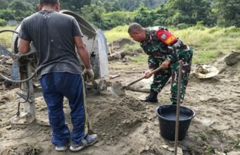 Babinsa Iboih Bantu Pekerjaan Warga, Wujud Semangat Gotong Royong & Kepedulian