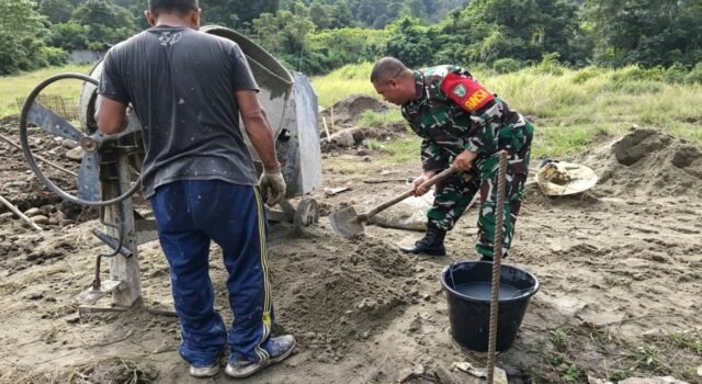 Babinsa Iboih Bantu Pekerjaan Warga, Wujud Semangat Gotong Royong & Kepedulian