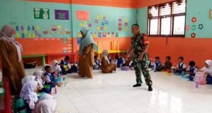 Babinsa Keuneukai Kunjungi Sekolah, Beri Semangat Belajar bagi Anak‑Anak TK