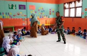 Babinsa Keuneukai Kunjungi Sekolah, Beri Semangat Belajar bagi Anak‑Anak TK