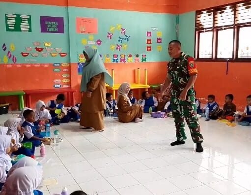 Babinsa Keuneukai Kunjungi Sekolah, Beri Semangat Belajar bagi Anak‑Anak TK