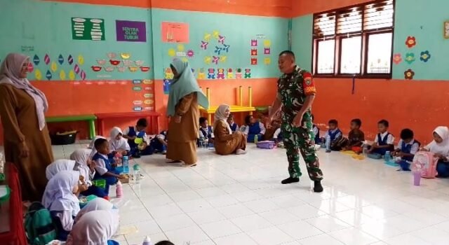 Babinsa Keuneukai Kunjungi Sekolah, Beri Semangat Belajar bagi Anak‑Anak TK