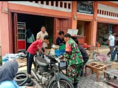 Sinergisitas & Kebersamaan, Babinsa Balohan Gotong Royong Bantu Rapikan Aset Gampong ke Gudang