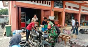 Sinergisitas & Kebersamaan, Babinsa Balohan Gotong Royong Bantu Rapikan Aset Gampong ke Gudang