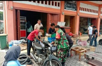 Sinergisitas & Kebersamaan, Babinsa Balohan Gotong Royong Bantu Rapikan Aset Gampong ke Gudang