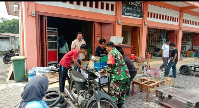Sinergisitas & Kebersamaan, Babinsa Balohan Gotong Royong Bantu Rapikan Aset Gampong ke Gudang