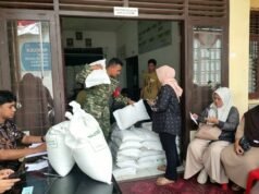 Babinsa Krueng Raya Kawal Kelancaran Penyaluran Bantuan Pangan bagi 379 Keluarga