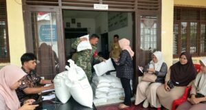 Babinsa Krueng Raya Kawal Kelancaran Penyaluran Bantuan Pangan bagi 379 Keluarga