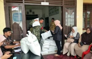 Babinsa Krueng Raya Kawal Kelancaran Penyaluran Bantuan Pangan bagi 379 Keluarga