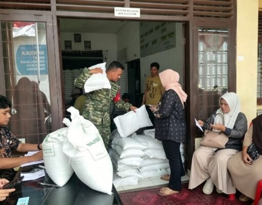 Babinsa Krueng Raya Kawal Kelancaran Penyaluran Bantuan Pangan bagi 379 Keluarga