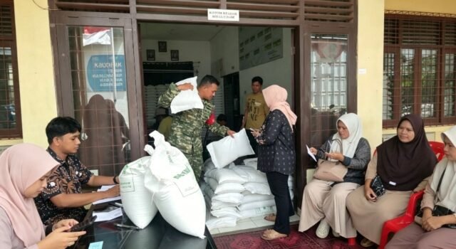 Babinsa Krueng Raya Kawal Kelancaran Penyaluran Bantuan Pangan bagi 379 Keluarga