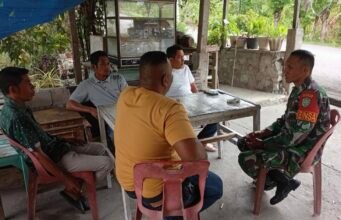 Babinsa Aneuk Laot Manfaatkan Suasana Akrab di Warung Kopi, Sosialisasikan Rekrutmen TNI AD